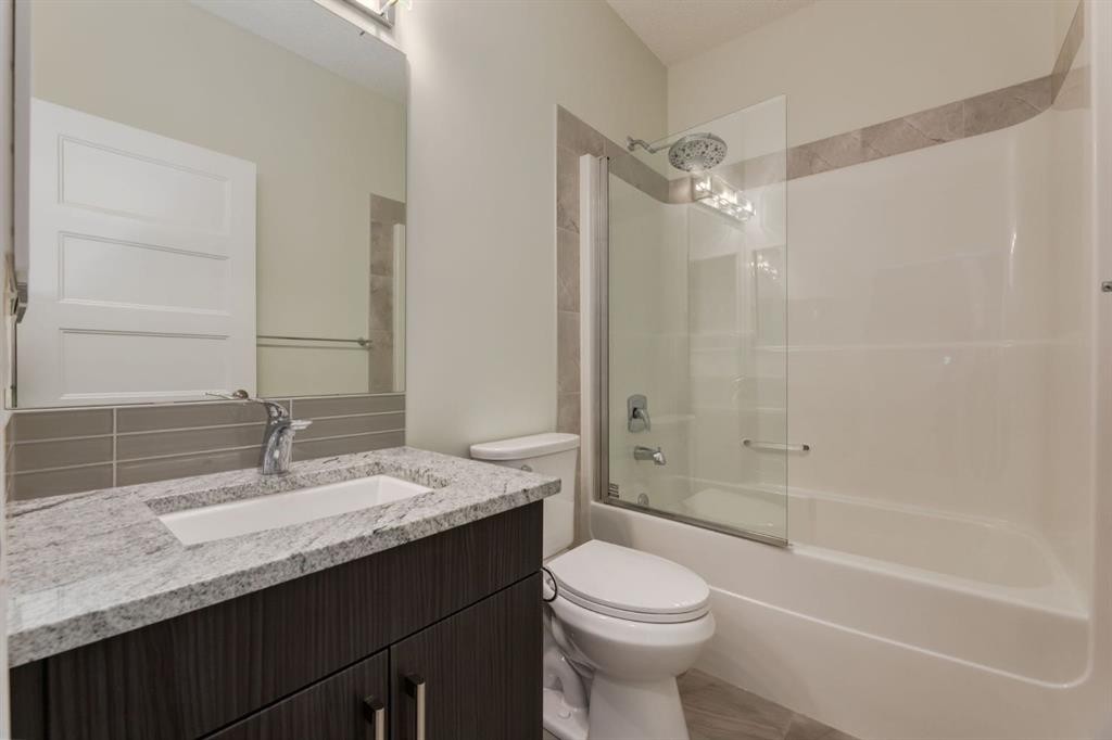 28 Masters Link Se, Calgary, AB - Indoor Photo Showing Bathroom