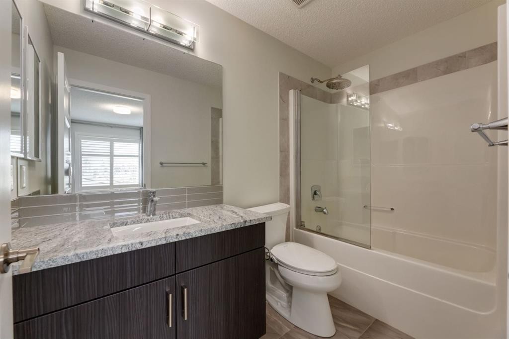 28 Masters Link Se, Calgary, AB - Indoor Photo Showing Bathroom