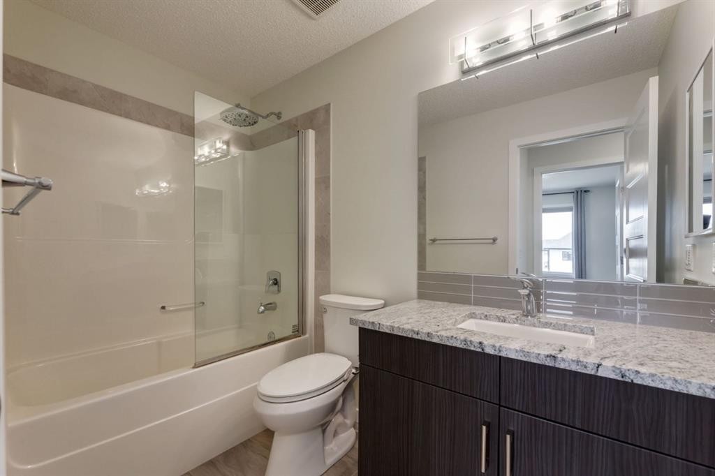 28 Masters Link Se, Calgary, AB - Indoor Photo Showing Bathroom