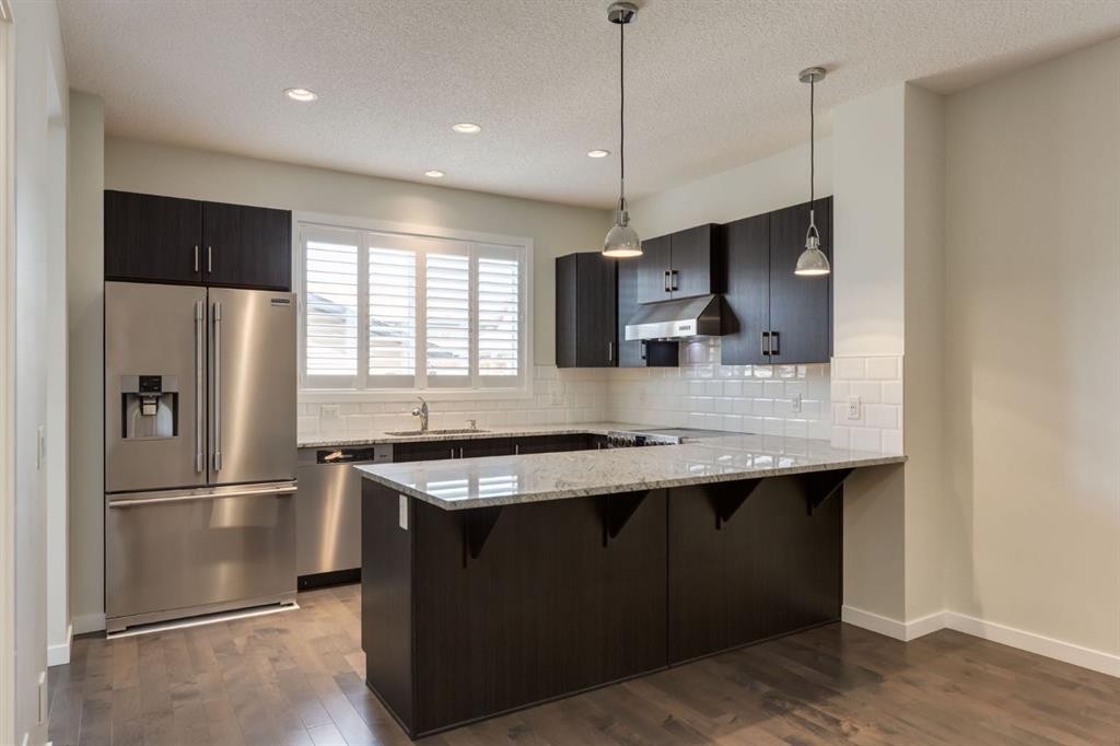 28 Masters Link Se, Calgary, AB - Indoor Photo Showing Kitchen With Upgraded Kitchen