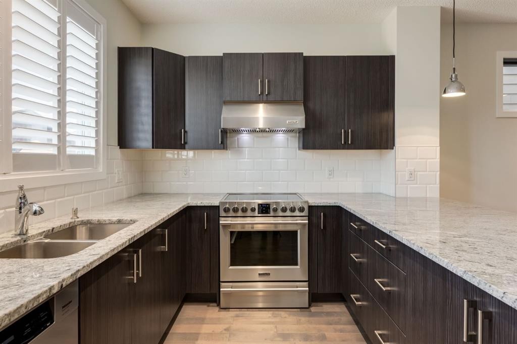 28 Masters Link Se, Calgary, AB - Indoor Photo Showing Kitchen With Double Sink With Upgraded Kitchen