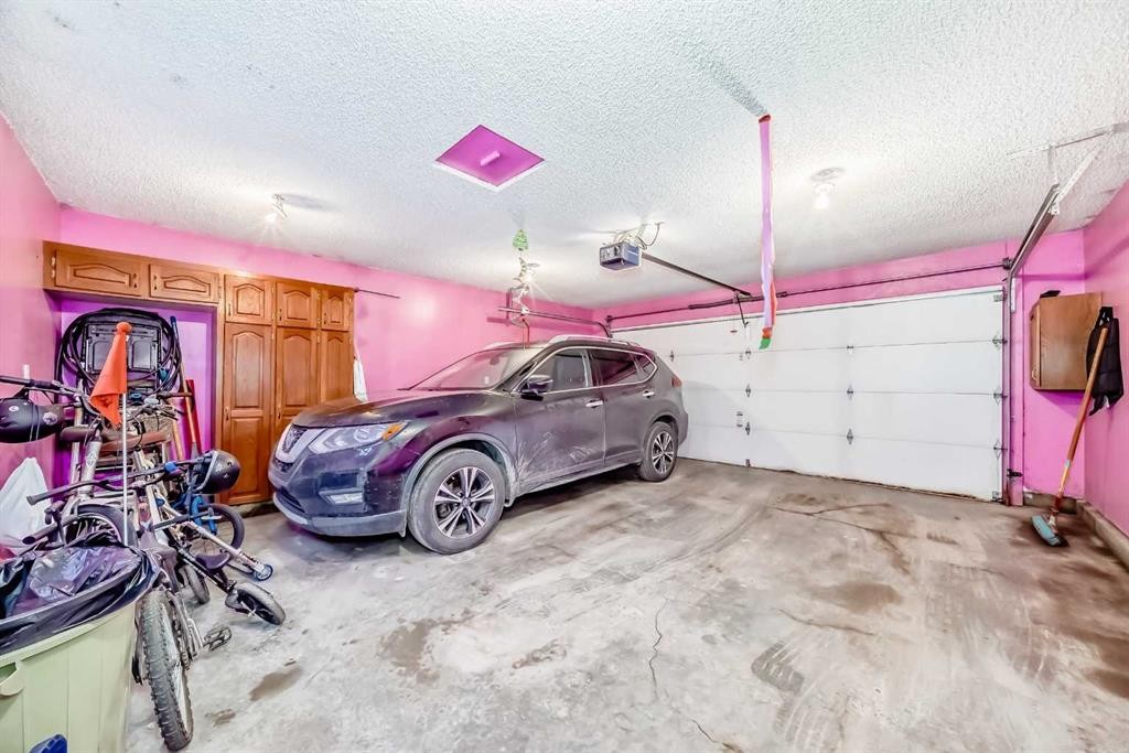 223 Auburn Bay Heights Se, Calgary, AB - Indoor Photo Showing Garage