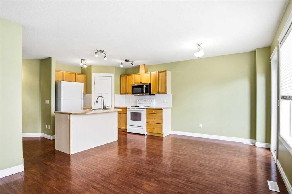 22-2002 22 Avenue, Bowden, AB - Indoor Photo Showing Kitchen