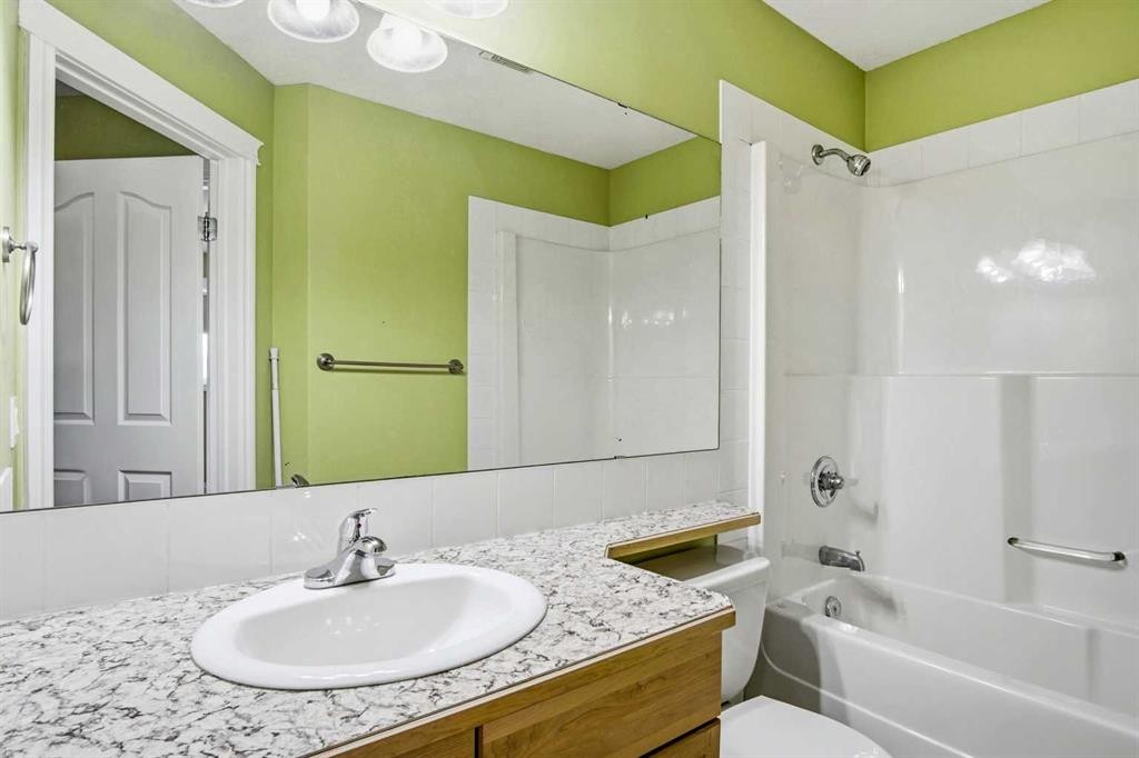 22-2002 22 Avenue, Bowden, AB - Indoor Photo Showing Bathroom