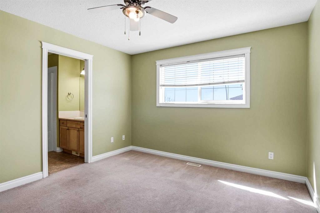 22-2002 22 Avenue, Bowden, AB - Indoor Photo Showing Other Room