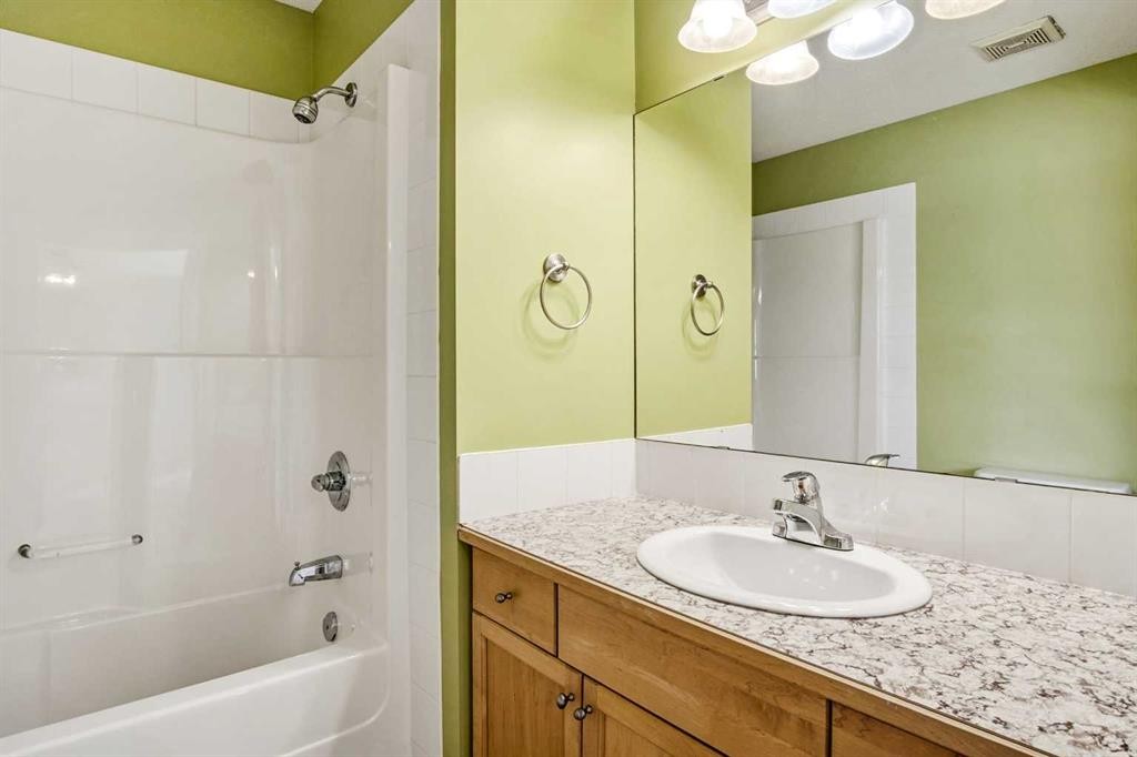22-2002 22 Avenue, Bowden, AB - Indoor Photo Showing Bathroom