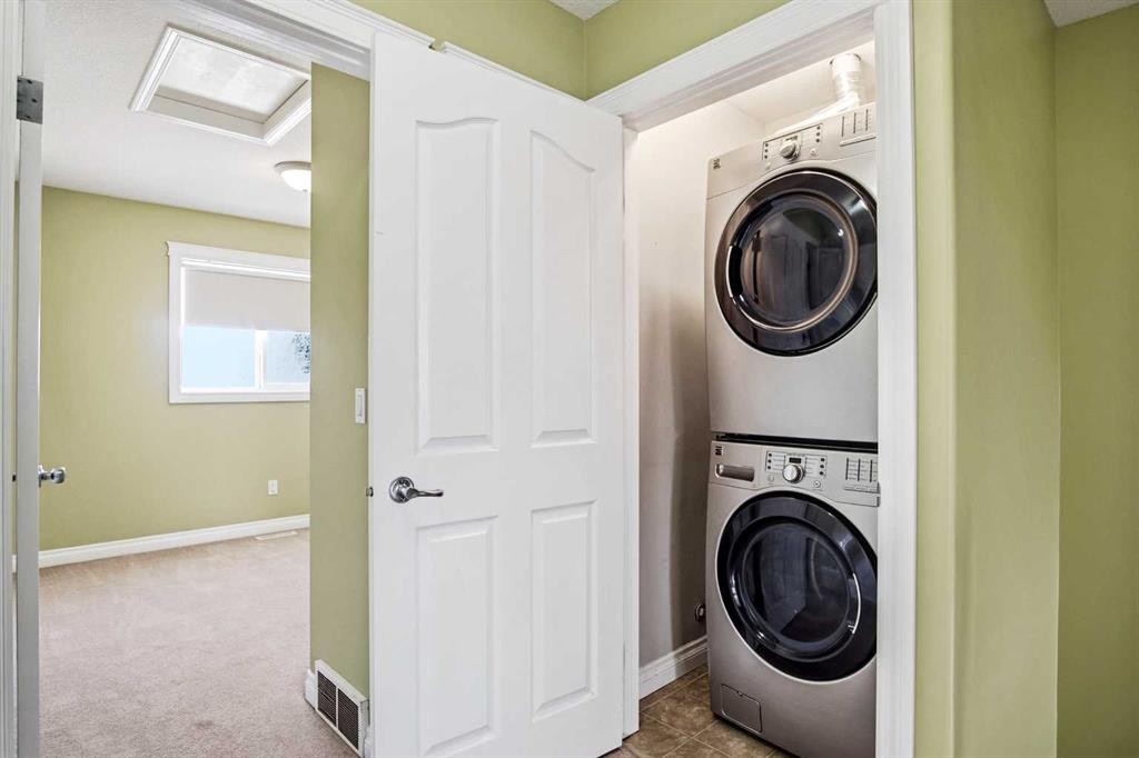 22-2002 22 Avenue, Bowden, AB - Indoor Photo Showing Laundry Room