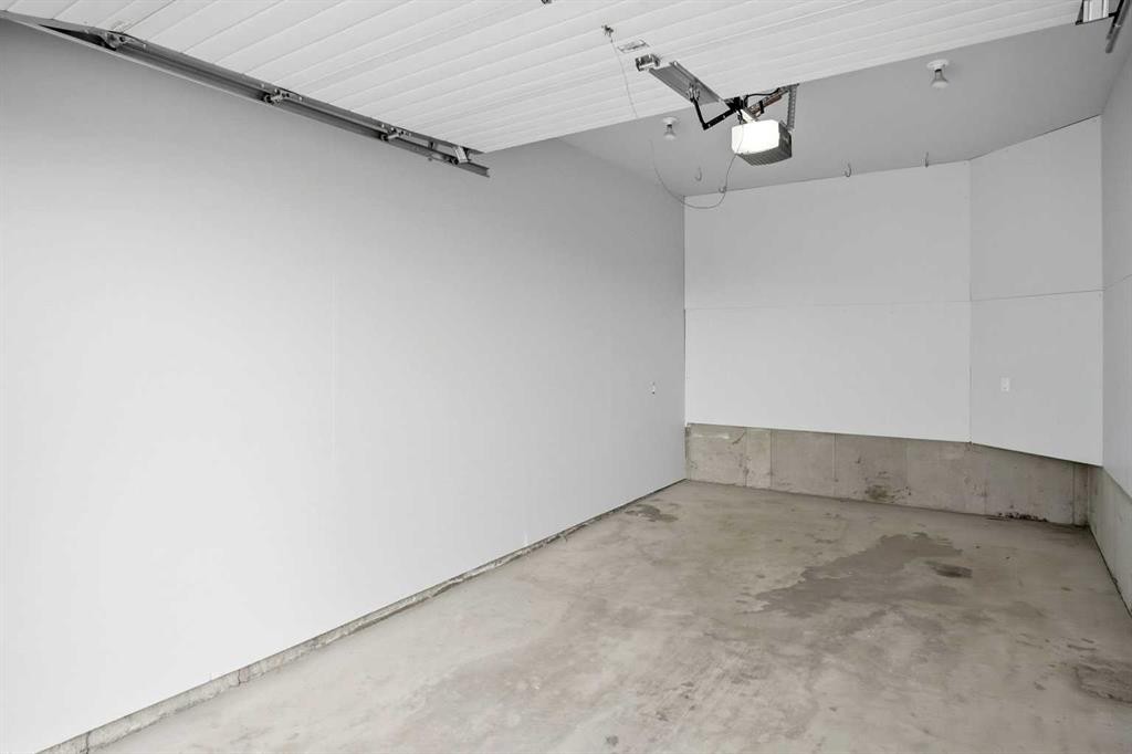22-2002 22 Avenue, Bowden, AB - Indoor Photo Showing Garage