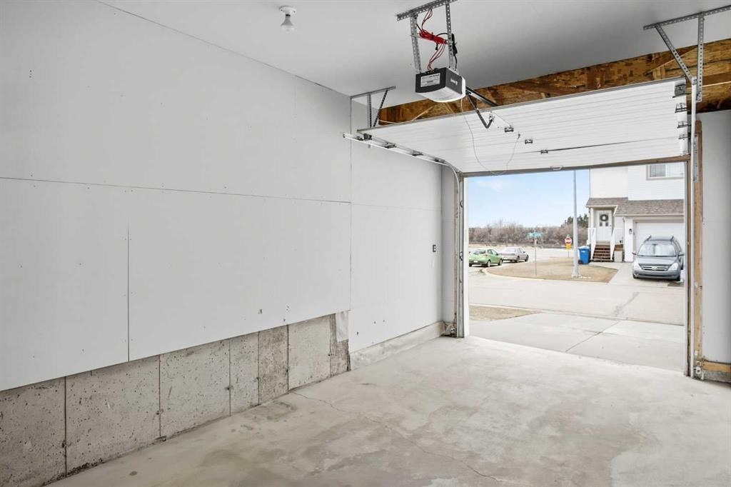 22-2002 22 Avenue, Bowden, AB - Indoor Photo Showing Garage