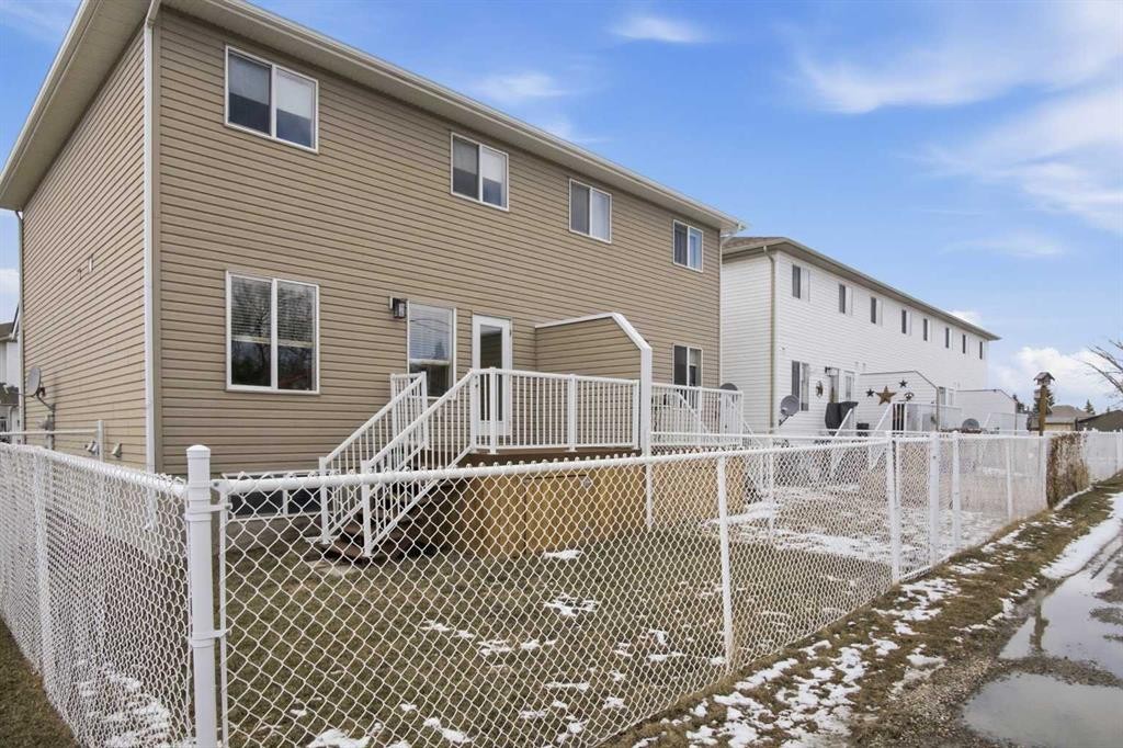 22-2002 22 Avenue, Bowden, AB - Outdoor With Deck Patio Veranda With Exterior