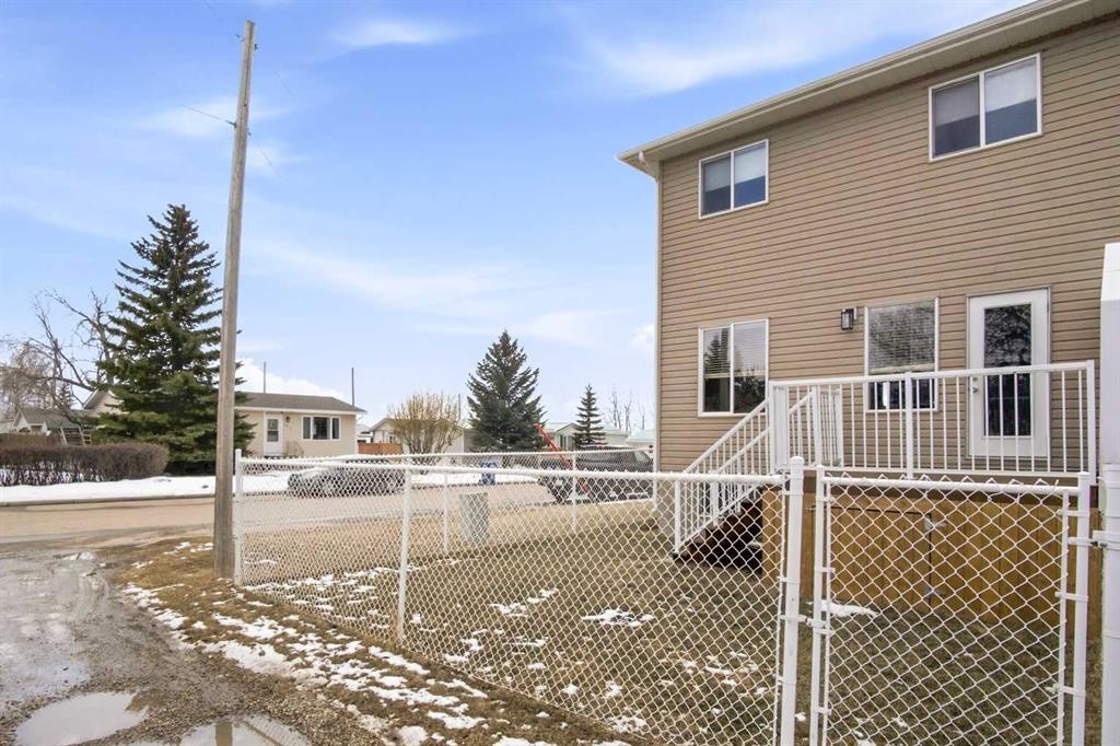 22-2002 22 Avenue, Bowden, AB - Outdoor With Deck Patio Veranda