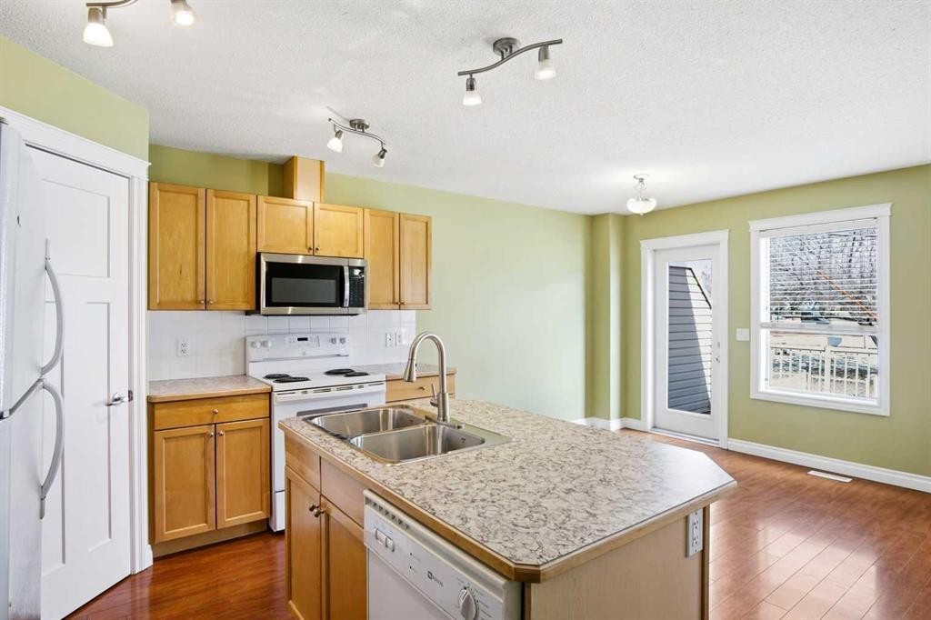 22-2002 22 Avenue, Bowden, AB - Indoor Photo Showing Kitchen With Double Sink