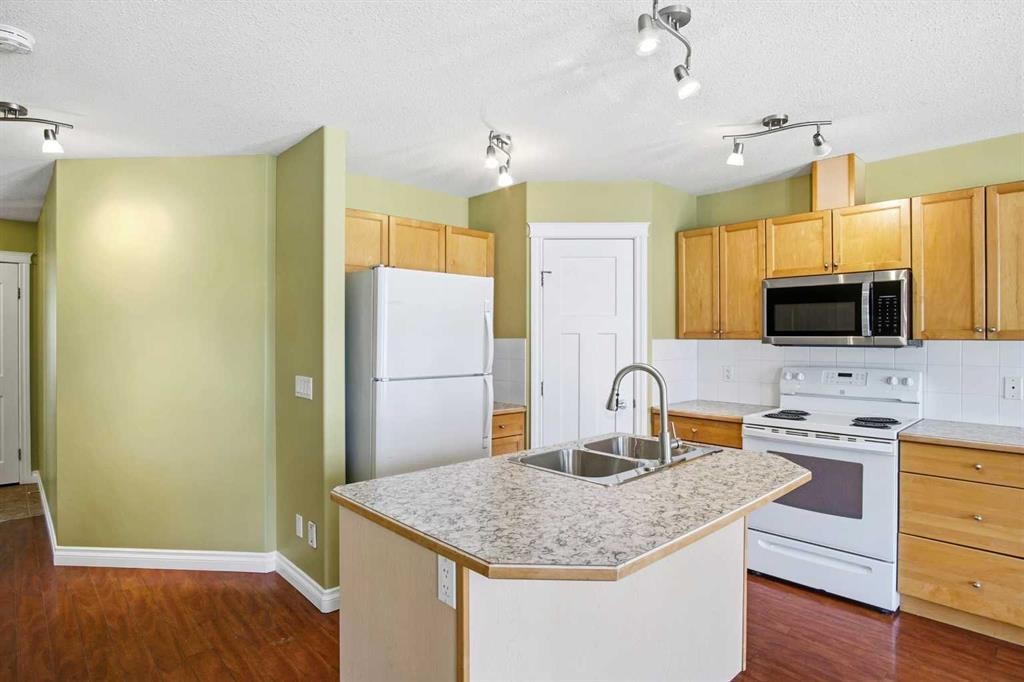 22-2002 22 Avenue, Bowden, AB - Indoor Photo Showing Kitchen With Double Sink