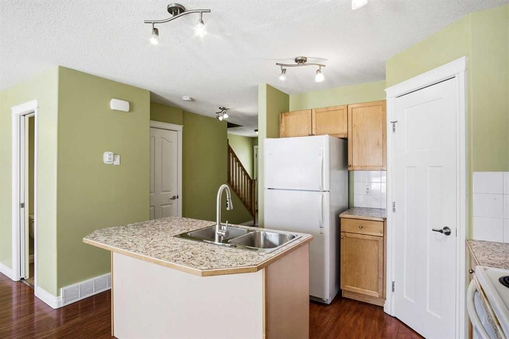 22-2002 22 Avenue, Bowden, AB - Indoor Photo Showing Kitchen With Double Sink