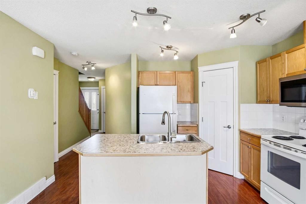 22-2002 22 Avenue, Bowden, AB - Indoor Photo Showing Kitchen With Double Sink