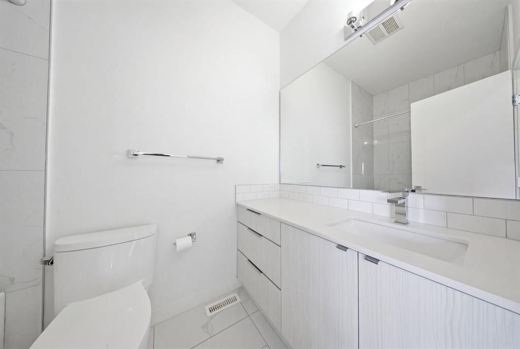 505-101 Panatella Square Nw, Calgary, AB - Indoor Photo Showing Bathroom
