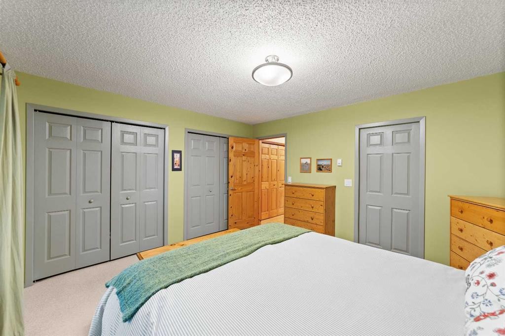 25 Westheights Drive, Didsbury, AB - Indoor Photo Showing Bedroom