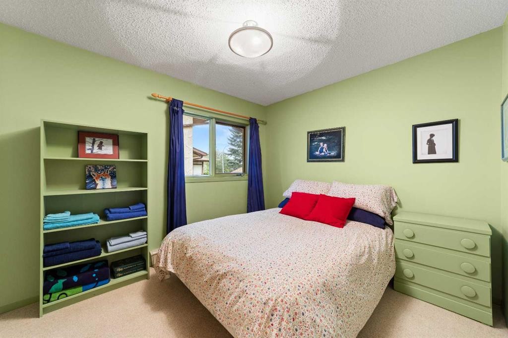 25 Westheights Drive, Didsbury, AB - Indoor Photo Showing Bedroom