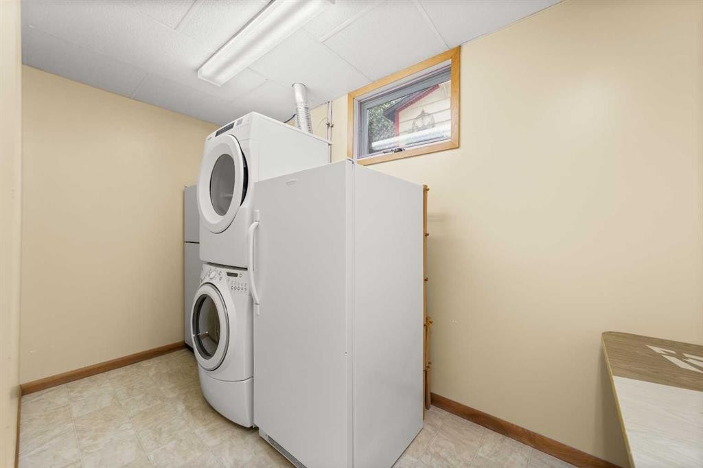 25 Westheights Drive, Didsbury, AB - Indoor Photo Showing Laundry Room