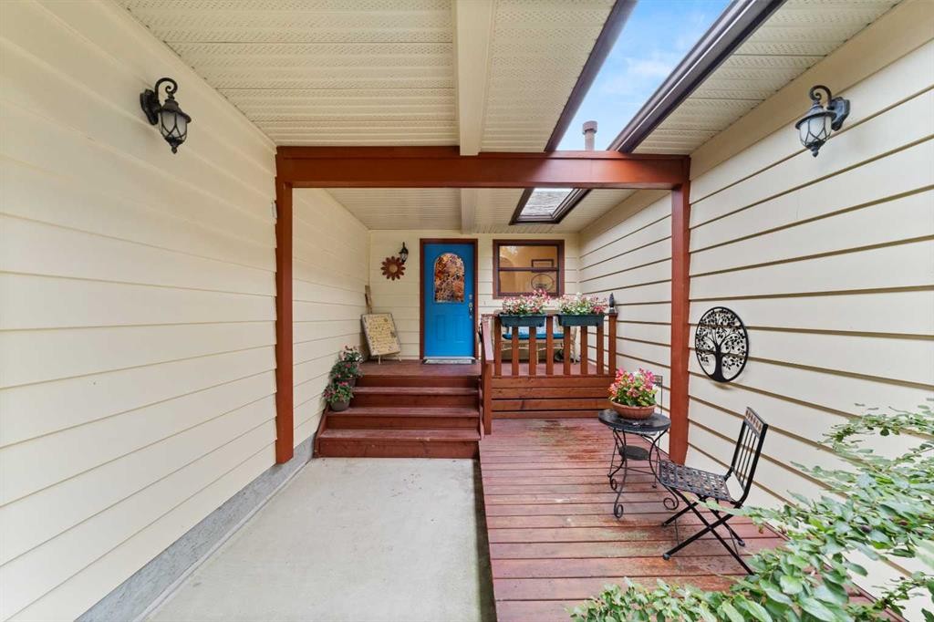 25 Westheights Drive, Didsbury, AB - Outdoor With Exterior