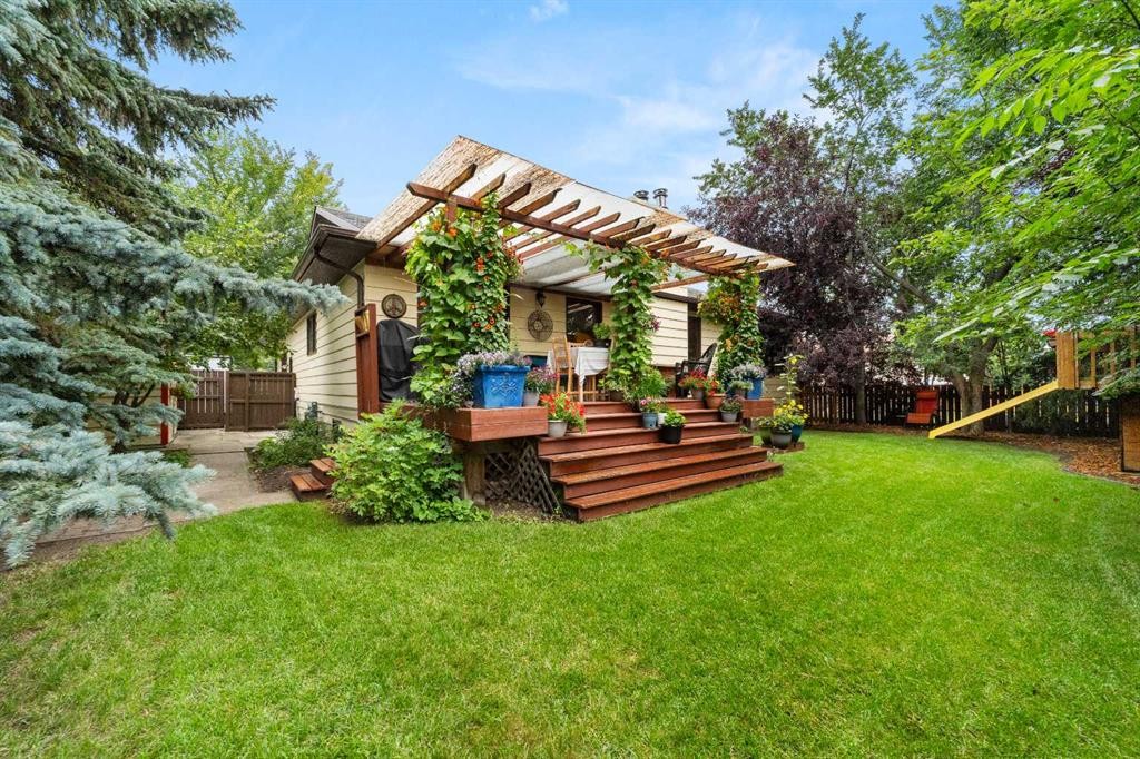 25 Westheights Drive, Didsbury, AB - Outdoor With Deck Patio Veranda