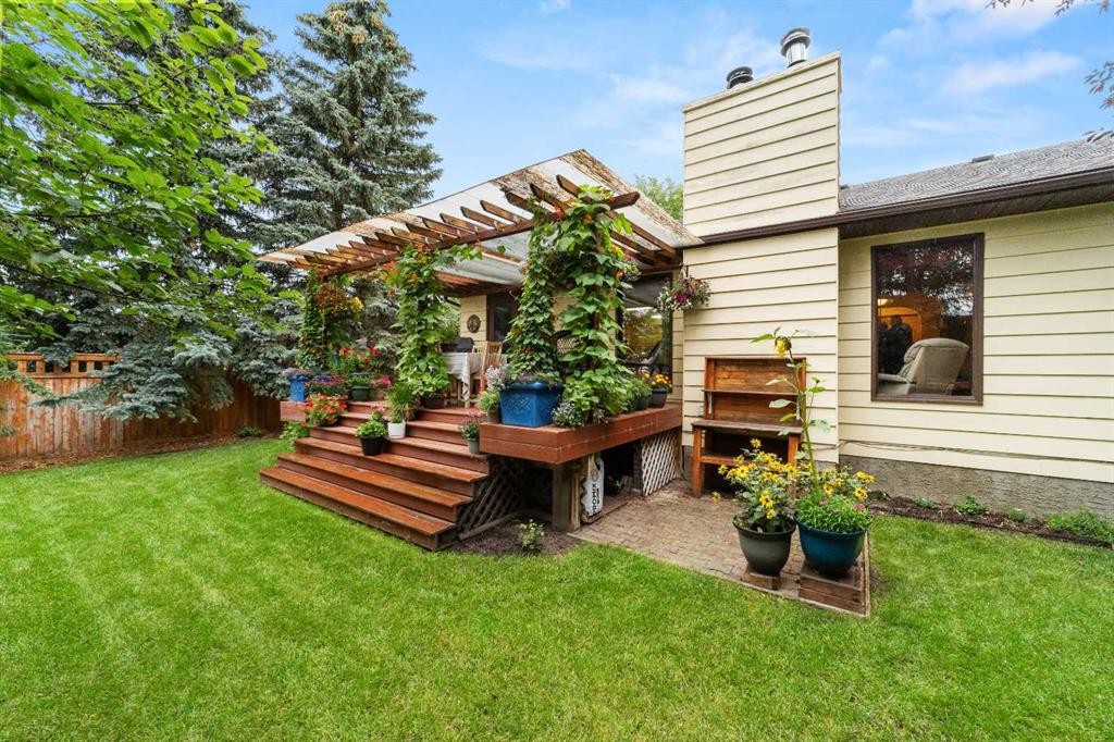 25 Westheights Drive, Didsbury, AB - Outdoor With Deck Patio Veranda