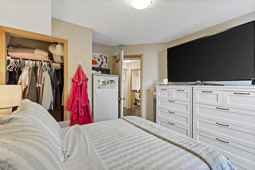 104-15 Everridge Square Sw, Calgary, AB - Indoor Photo Showing Bedroom