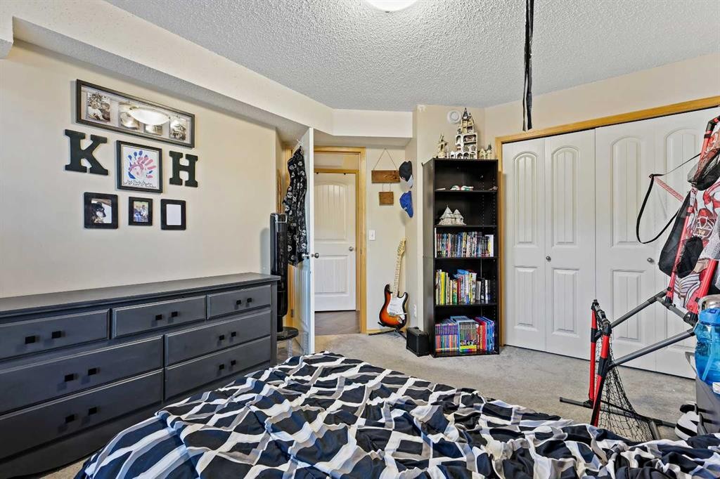 104-15 Everridge Square Sw, Calgary, AB - Indoor Photo Showing Bedroom