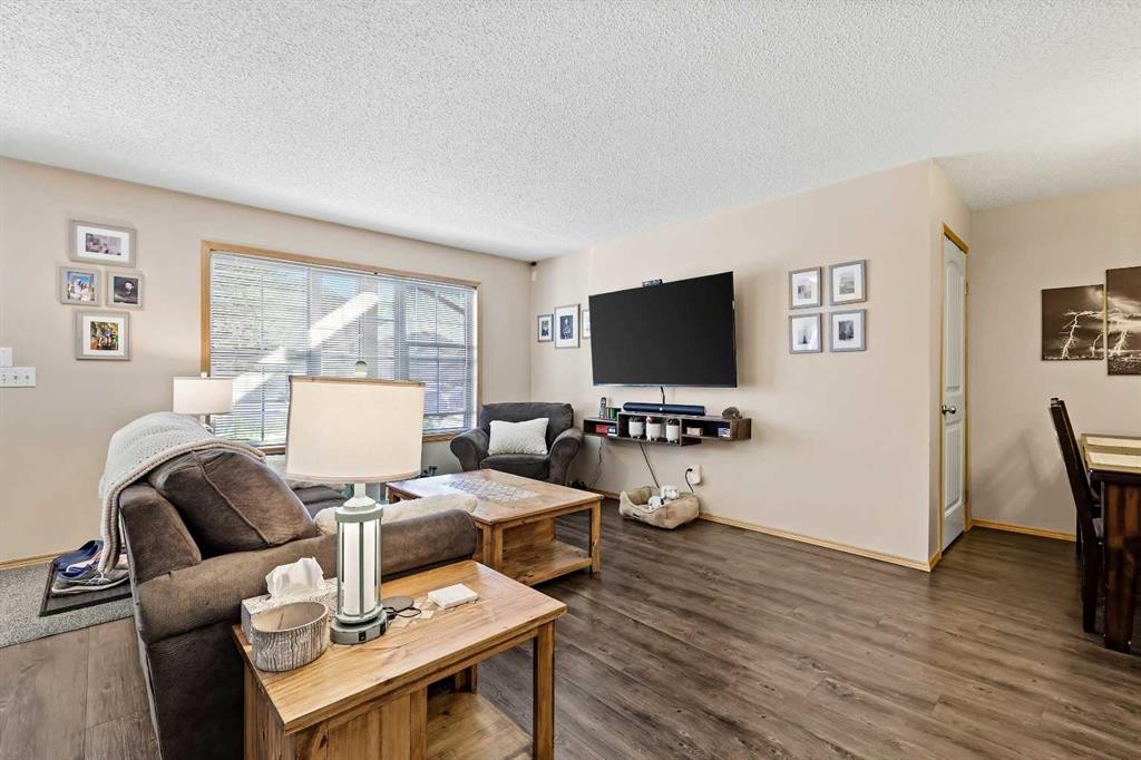 104-15 Everridge Square Sw, Calgary, AB - Indoor Photo Showing Living Room