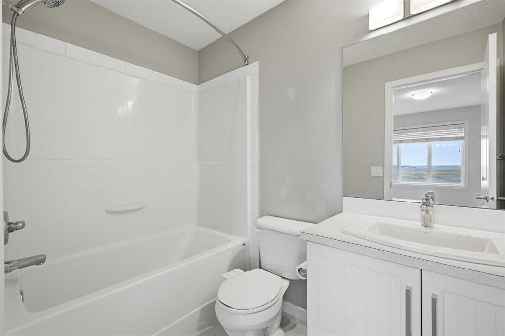 44 Copperstone Common Se, Calgary, AB - Indoor Photo Showing Bathroom