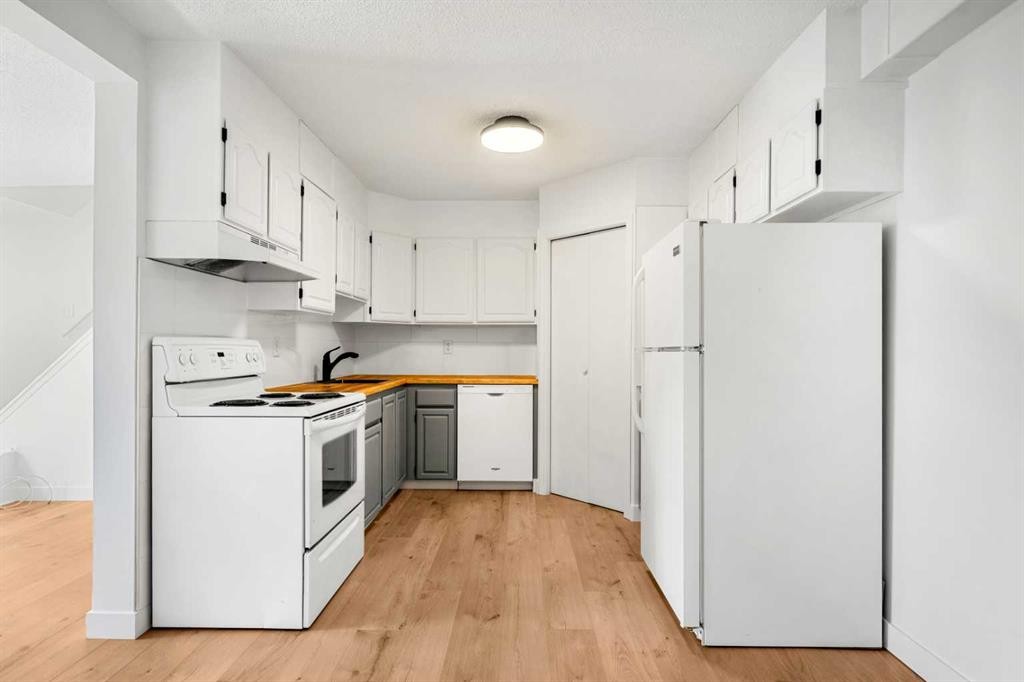 41-3809 45 Street Sw, Calgary, AB - Indoor Photo Showing Kitchen