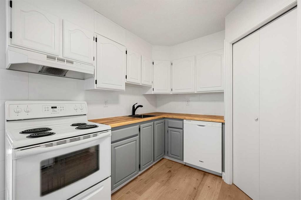 41-3809 45 Street Sw, Calgary, AB - Indoor Photo Showing Kitchen