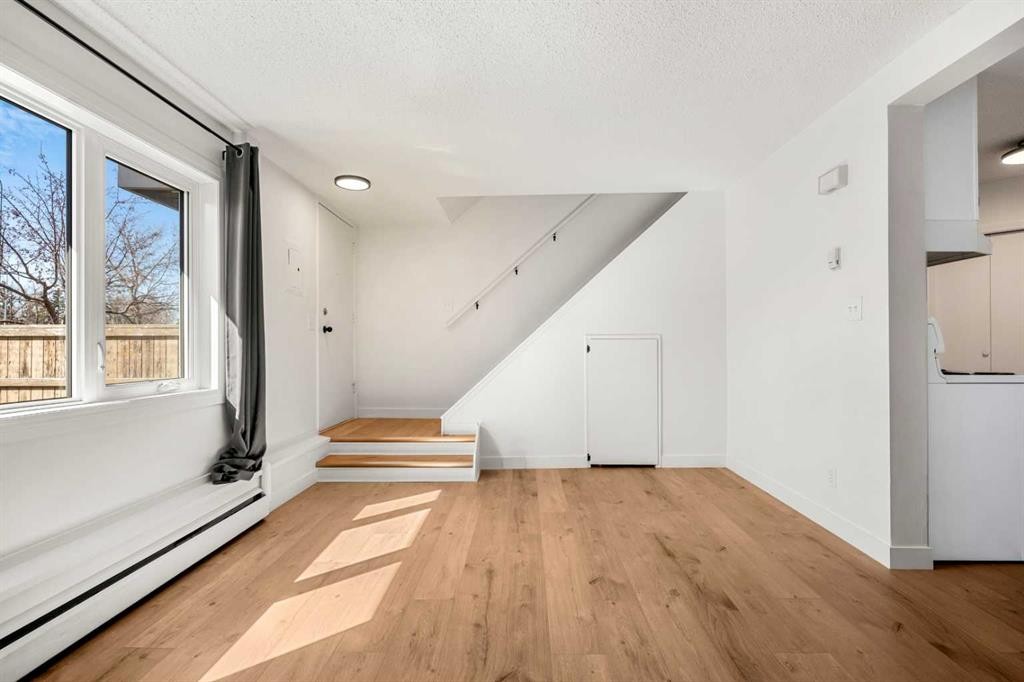 41-3809 45 Street Sw, Calgary, AB - Indoor Photo Showing Other Room