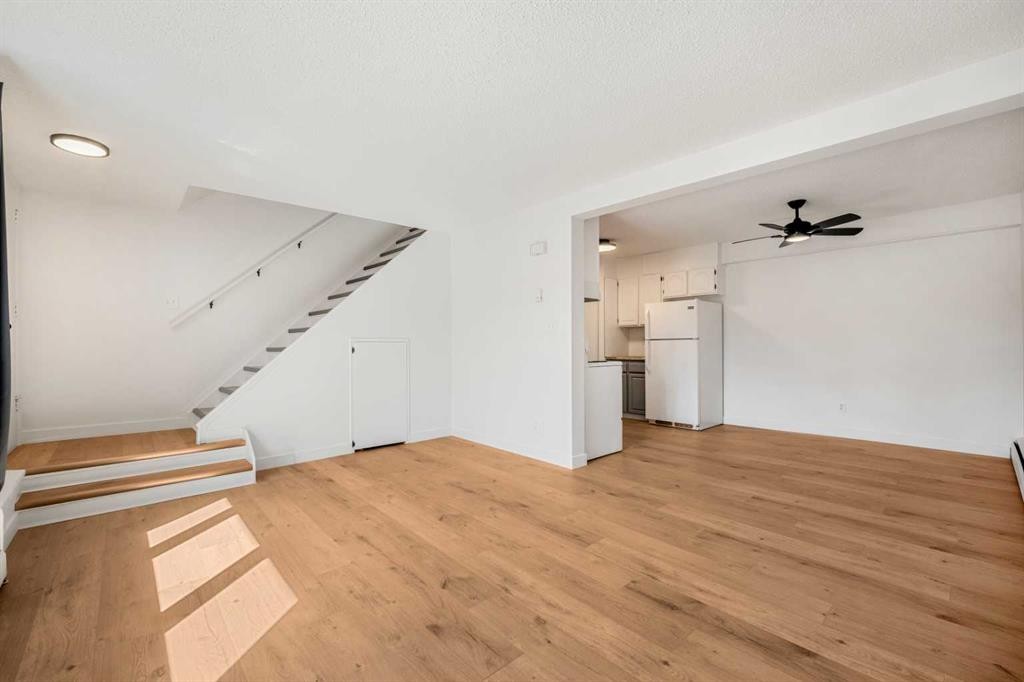 41-3809 45 Street Sw, Calgary, AB - Indoor Photo Showing Other Room