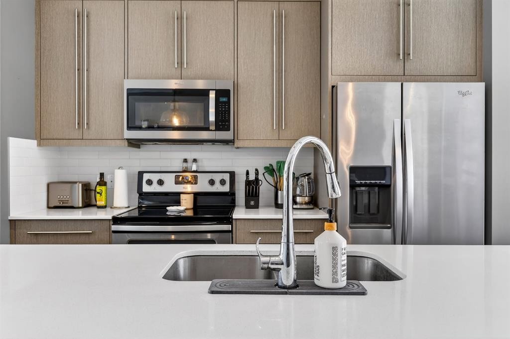 43-111 Rainbow Falls Gate, Chestermere, AB - Indoor Photo Showing Kitchen With Stainless Steel Kitchen With Double Sink With Upgraded Kitchen