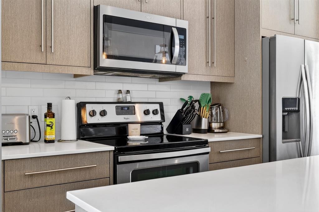 43-111 Rainbow Falls Gate, Chestermere, AB - Indoor Photo Showing Kitchen With Stainless Steel Kitchen With Upgraded Kitchen