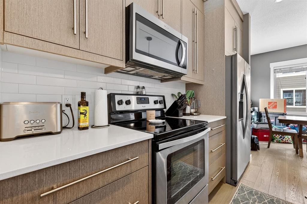 43-111 Rainbow Falls Gate, Chestermere, AB - Indoor Photo Showing Kitchen With Stainless Steel Kitchen With Upgraded Kitchen