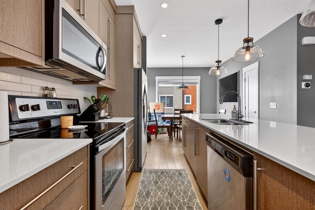 43-111 Rainbow Falls Gate, Chestermere, AB - Indoor Photo Showing Kitchen With Stainless Steel Kitchen With Double Sink With Upgraded Kitchen