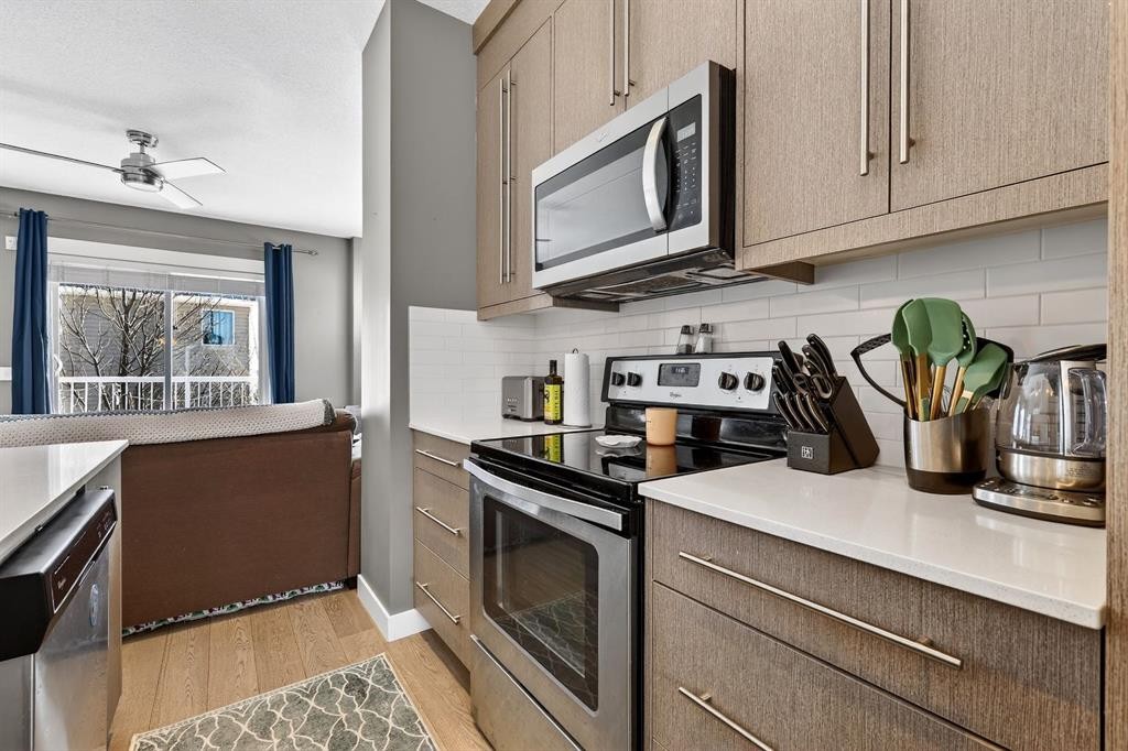 43-111 Rainbow Falls Gate, Chestermere, AB - Indoor Photo Showing Kitchen With Stainless Steel Kitchen With Upgraded Kitchen