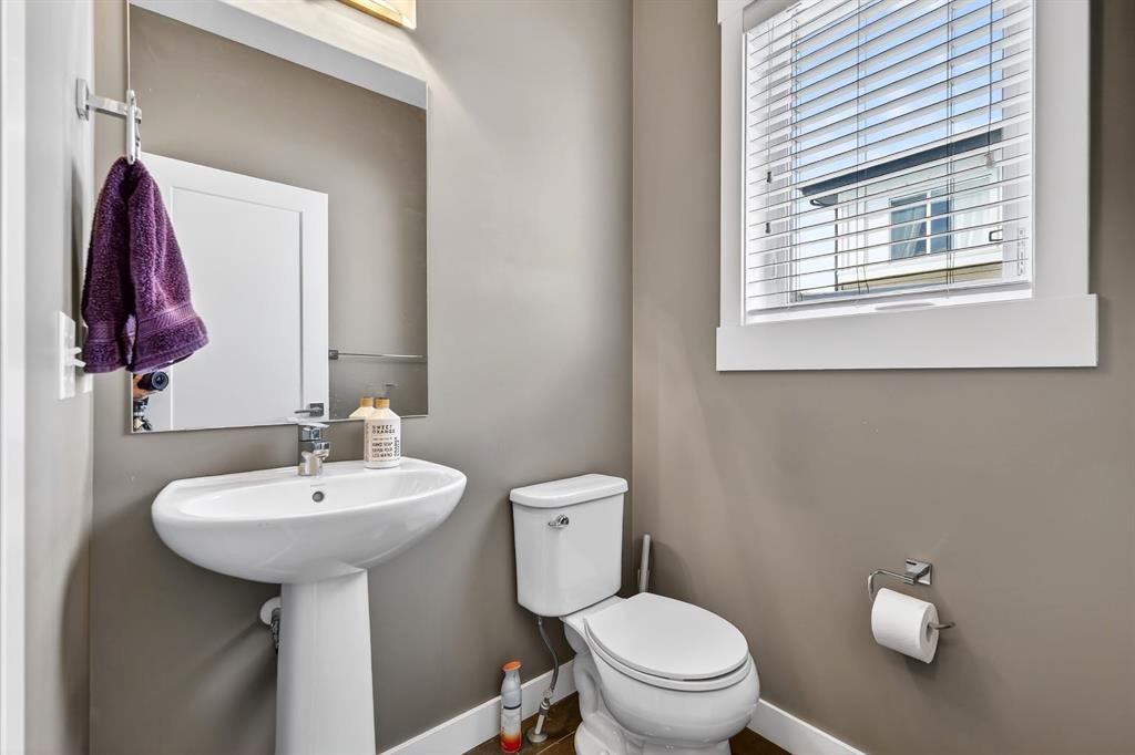 43-111 Rainbow Falls Gate, Chestermere, AB - Indoor Photo Showing Bathroom