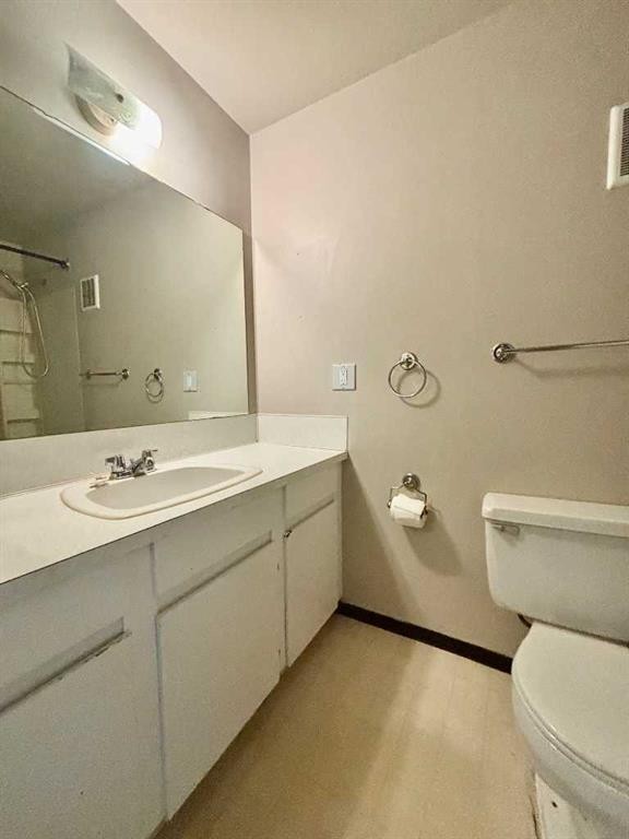 92 Queen Isabella Close Se, Calgary, AB - Indoor Photo Showing Bathroom