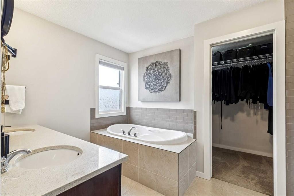 44 Legacy Landing Se, Calgary, AB - Indoor Photo Showing Bathroom