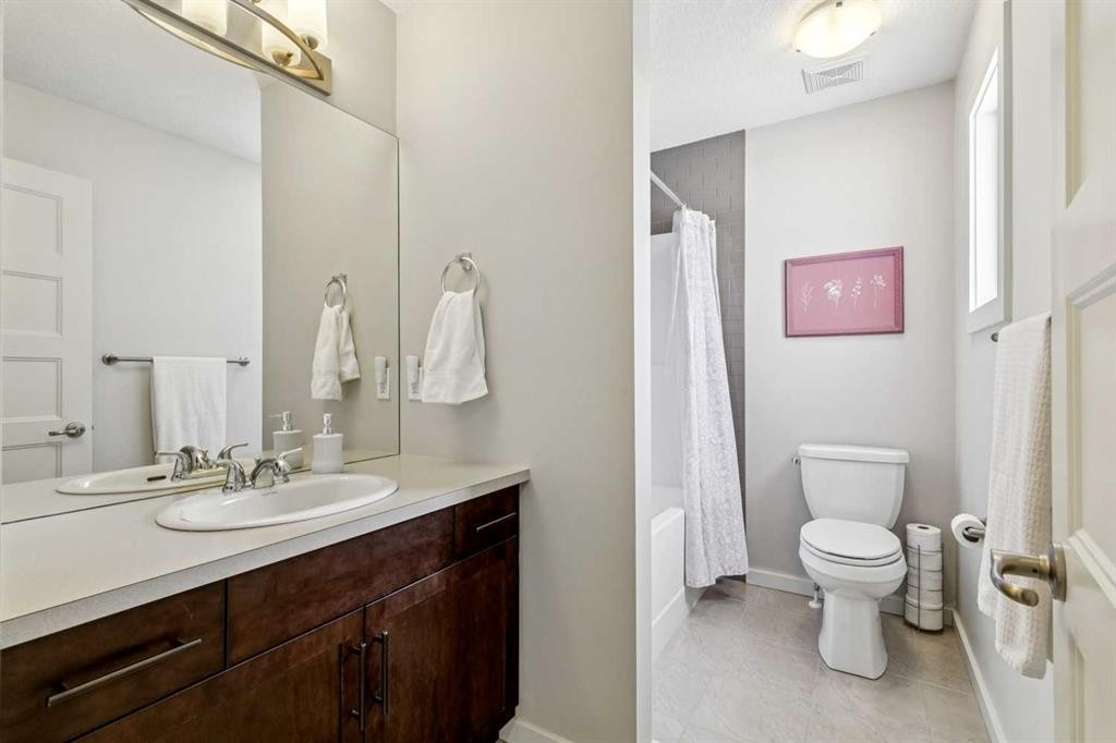 44 Legacy Landing Se, Calgary, AB - Indoor Photo Showing Bathroom