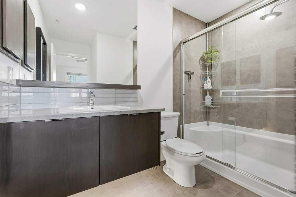 305-120 18 Avenue Sw, Calgary, AB - Indoor Photo Showing Bathroom
