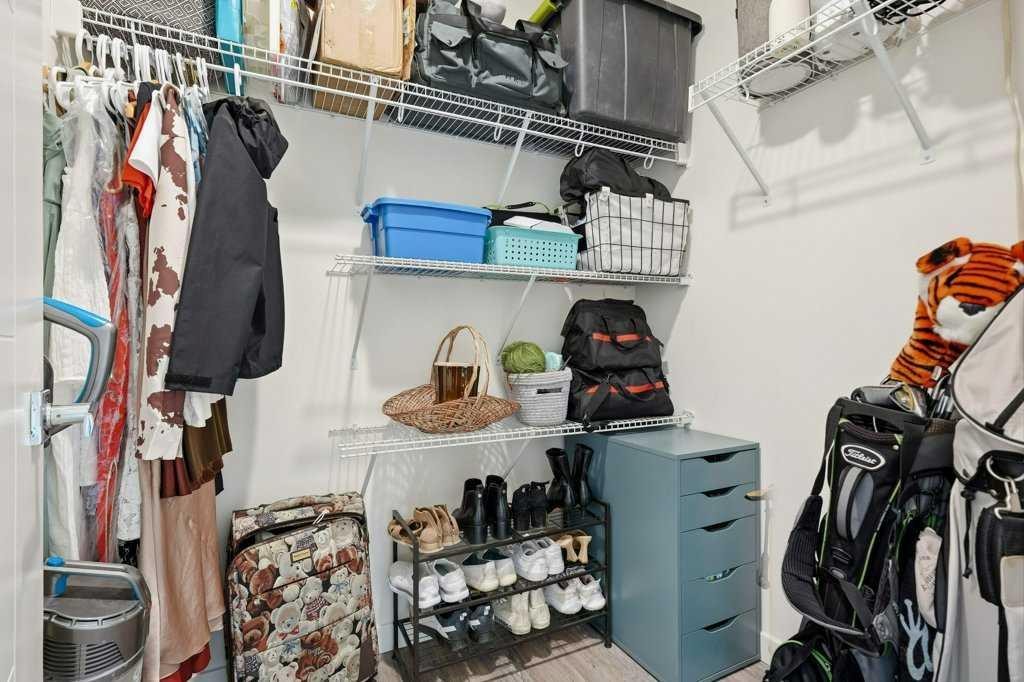 305-120 18 Avenue Sw, Calgary, AB - Indoor With Storage