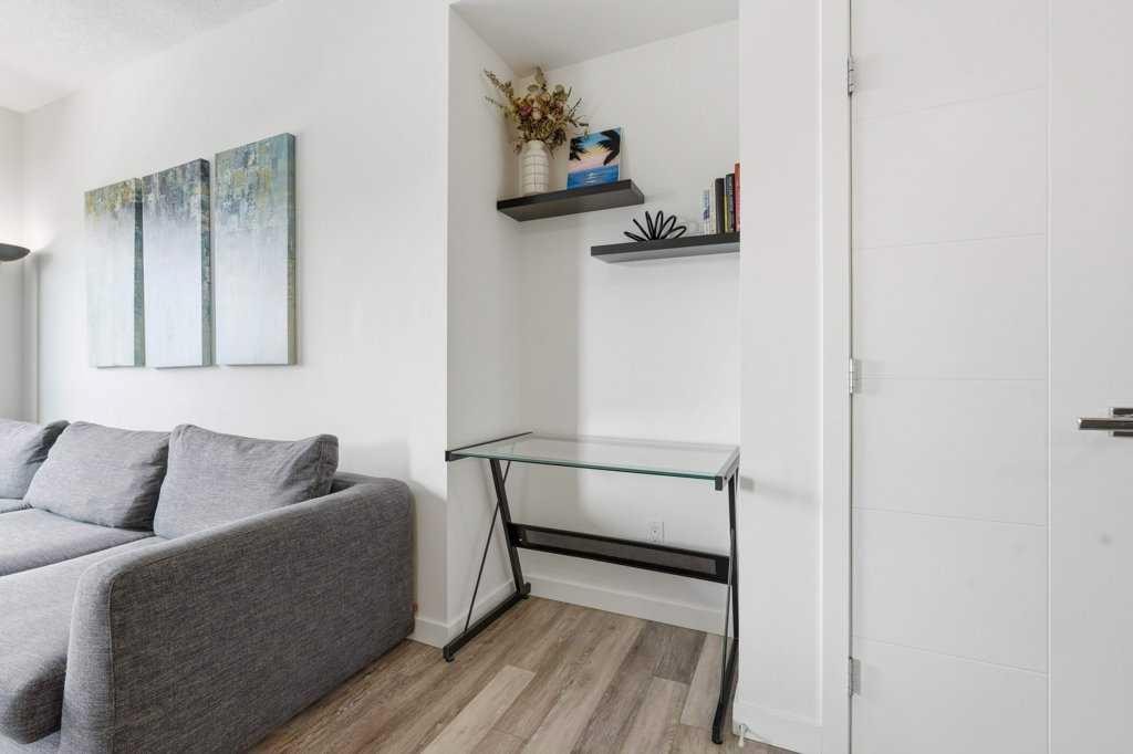 305-120 18 Avenue Sw, Calgary, AB - Indoor Photo Showing Other Room