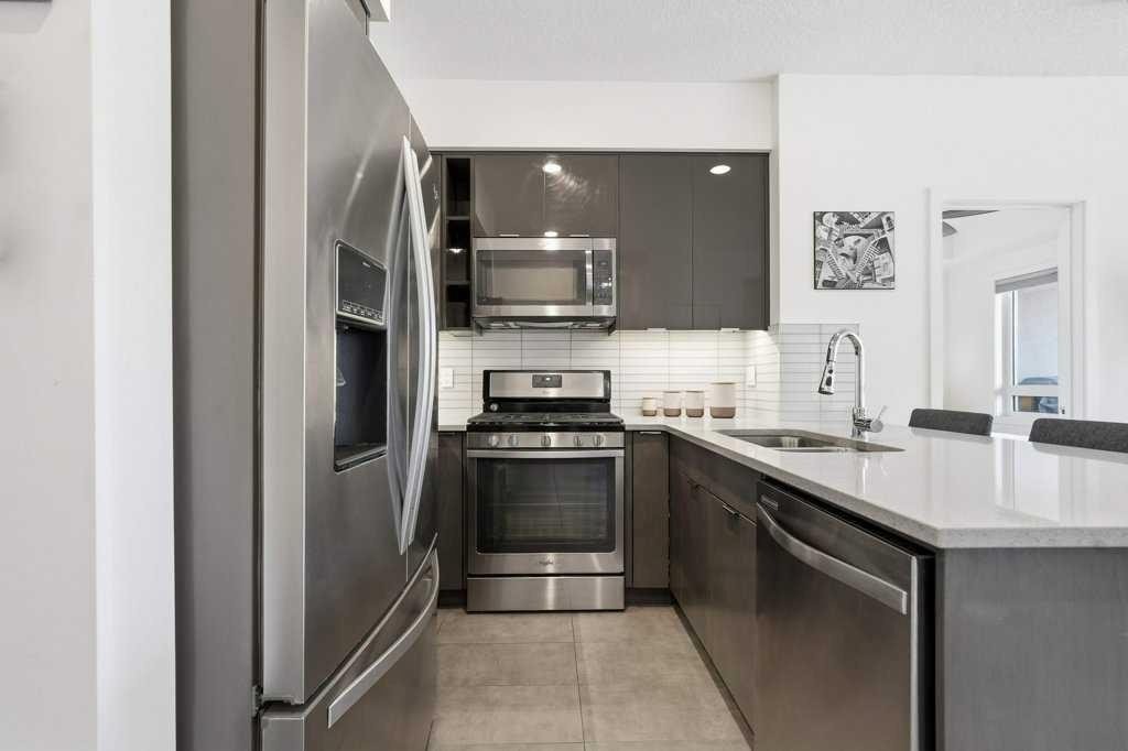 305-120 18 Avenue Sw, Calgary, AB - Indoor Photo Showing Kitchen With Double Sink With Upgraded Kitchen