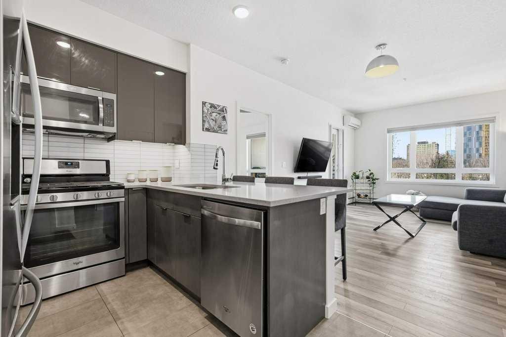 305-120 18 Avenue Sw, Calgary, AB - Indoor Photo Showing Kitchen With Upgraded Kitchen