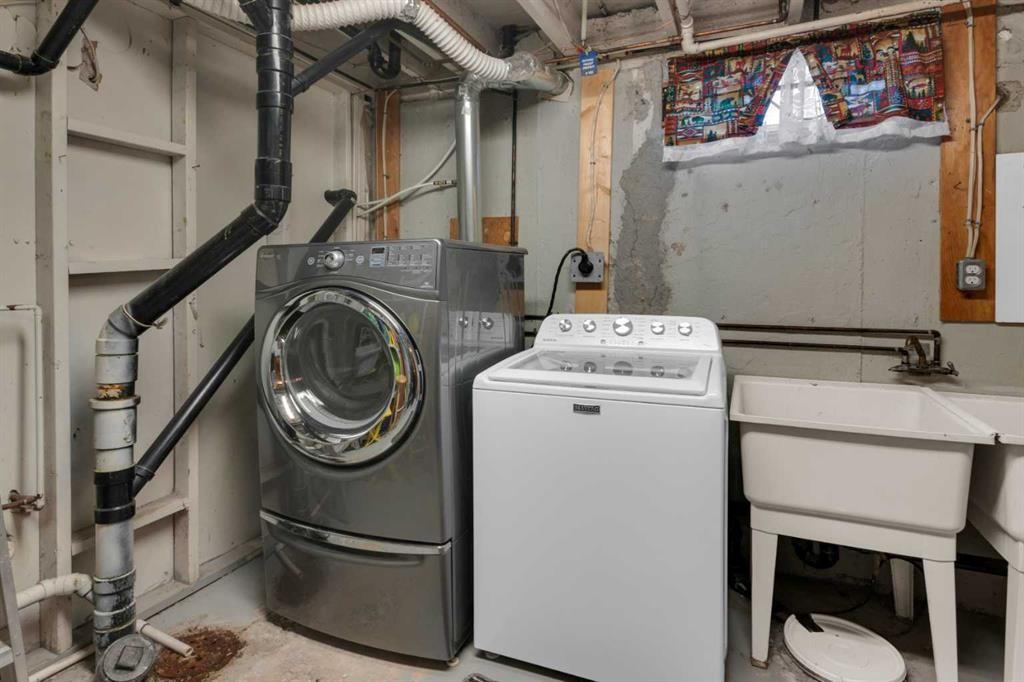 6004 Maddock Drive Ne, Calgary, AB - Indoor Photo Showing Laundry Room