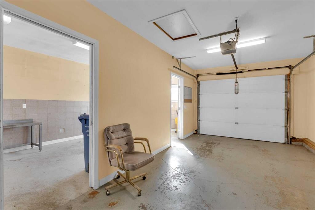 6004 Maddock Drive Ne, Calgary, AB - Indoor Photo Showing Garage